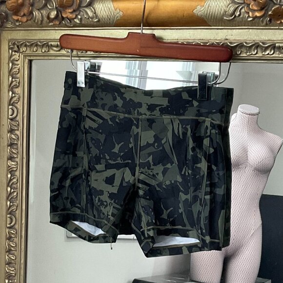 Lululemon Mid Rise Camo Print Athletic Shorts Flat Front Back Zip Size 6 Green - Picture 1 of 4
